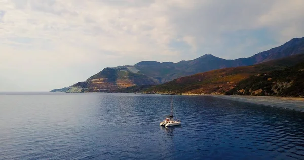 Corsica Fransa Için Yelkenli Tekne Katamaran Ile Nonza Plaj — Stok fotoğraf