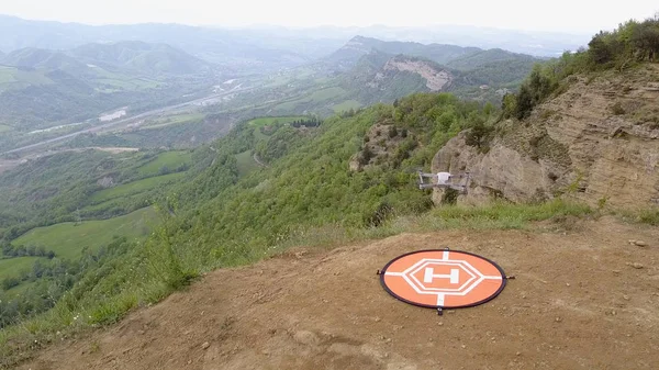 Drone Vzletu Létání Krajině Hor — Stock fotografie