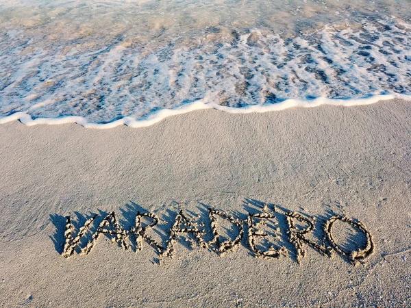 Varadero Escrito Uma Praia Areia Como Onda Oceano Aproxima Varadero — Fotografia de Stock