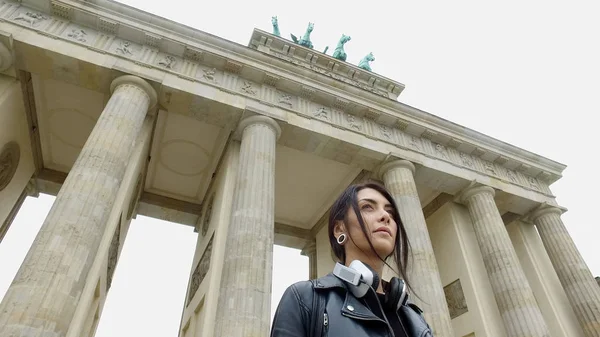 Mujer Joven Caminando Con Auriculares Berlín Puerta Brandeburgo Fondo Concepto —  Fotos de Stock