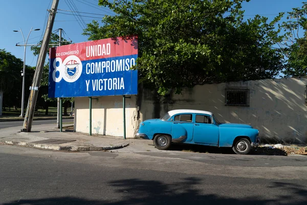 ハバナ キューバ 2019年3月 プロパガンダの看板を持つストリートビュー 妥協団結と勝利 アメリカの古い車 — ストック写真