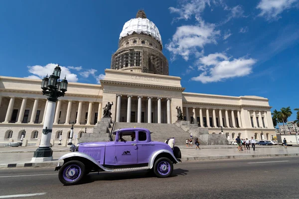 哈瓦那 2019年3月 老式美国汽车与游客在国会大厦前 — 图库照片