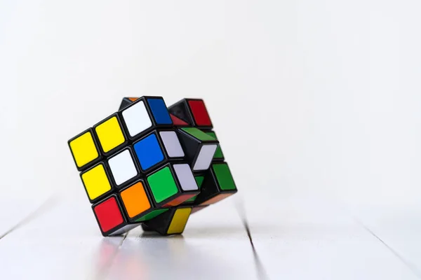 Beyaz Arka Plan Üzerinde Izole Rubiks Küp — Stok fotoğraf