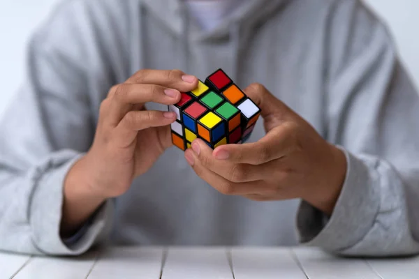 Bologna Italy April 2019 Man Solving Rubik Cube Illustrative Editorial — Stock Photo, Image