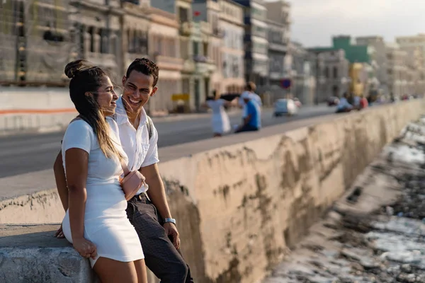 キューバのハバナのマレコンで楽しい時間を過ごした若いカップル — ストック写真