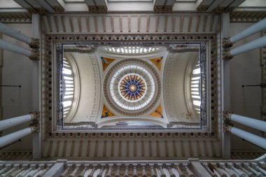Havana, Küba - Mart 2019: Devrim müzesinin tavan ve iç kubbesi (Museo de La Revolucion), eski Başkanlık sarayı. 