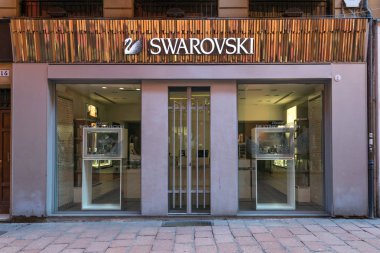 Bologna, İtalya - Çerkez mart, 2018: Swarovski kristal mücevher mağazası