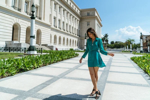 Feliz bela mulher de corpo inteiro retrato vestindo vestido elegante h — Fotografia de Stock