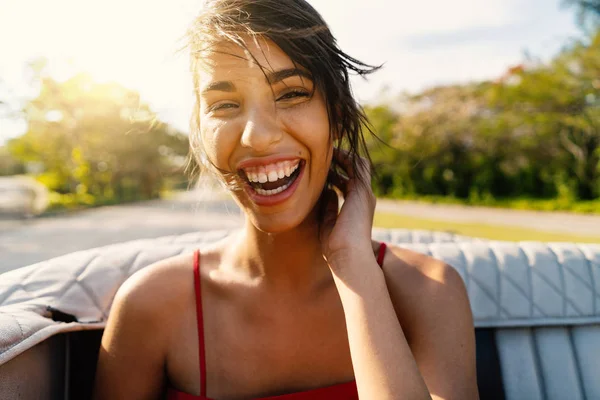 Hermoso retrato de mujer cubana riéndose en un cabriolet vintage c —  Fotos de Stock