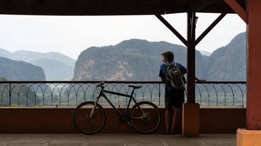 Vinales, Küba - Mart, 2019: Mirador'dan Viales vadisine hayran bisikletli adam