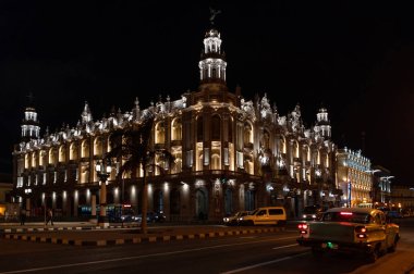 Havana, Küba - Mart 2019: Gran Teatro de La Habana (Havana Alicia Alonso Büyük Tiyatrosu) gece. Paseo del Prado'da, El Capitolio'nun (Ulusal Capitol Binası) yanında yer alan).