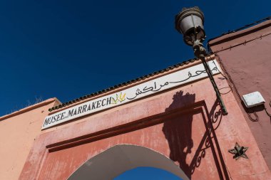 Marakeş, Fas - Nisan 2019: Musee de Marakeş işareti.