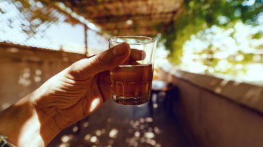 Fas'ın Marakeş kentinde ki bir terasta bir fincan geleneksel çay ile dinlendirici.