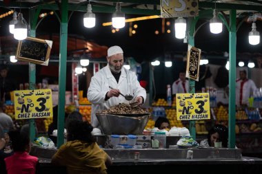 Marakeş, Fas - Nisan 2019: Jemaa el-Fnaa pazar meydanında gece sokak gıda satıcısı.