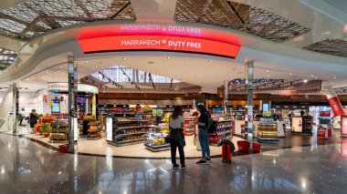 Marakeş, Fas - Nisan 2019: Menara Havaalanı içinde Duty Free - Marakeş-Tensift-El Haouz bölgesinin başkenti Marakeş'e hizmet veren uluslararası bir havaalanı. 