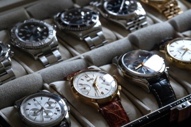Zenith El Primero, Eberhard Extra Fort, Longines ve rolex'in farklı modelleri dahil olmak üzere lüks saatler koleksiyonu