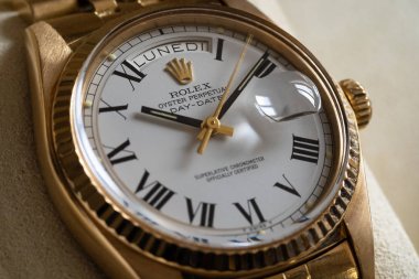 Rolex Oyster Perpetual Day Date altın saat, yakın çekim
