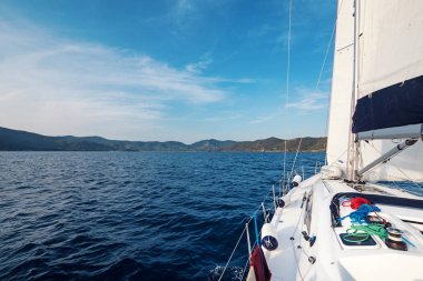 Yelkenli tekne Elba Adası'nda. Toskana, İtalya.