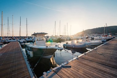 Marciana Marina liman manzarası gün ışığında. Elba adası, Toskana, İtalya.