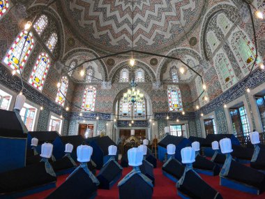 İstanbul, Türkiye - Nisan 2018: Sultan Ahmed'in türbesinin iç görünümü. Mezarın inşaatı üç yıl sonra, 1619 yılında tamamlanmıştır..