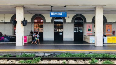 Rimini, İtalya - Temmuz 2018: Tren istasyonu platformu.