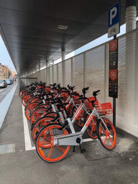 Bologna, İtalya - Circa Temmuz, 2018: Mobike bisiklet sokakta park