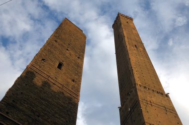 İkiz kuleler (Asinelli ve Garisenda) güneşli bir günde mavi gökyüzüne karşı, aşağıdan bakın. Bologna, İtalya.