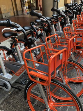 Bologna, İtalya - Temmuz, 2018: Mobike bisiklet sokakta park, t