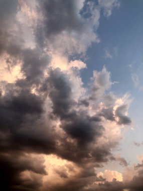 Dramatik renkli gökyüzü bulutlu arka plan.