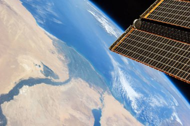 Nil Nehri ile Dünya gezegeni üzerinde dış uzayda Uluslararası Uzay İstasyonu. Nasa tarafından döşenmiş bu görüntünün elemanları.