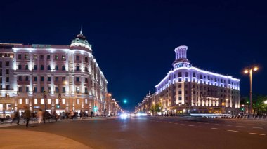 Moskova'da histoical binaları ile gece saatlerinde Tverskaya sokak, Rusya.