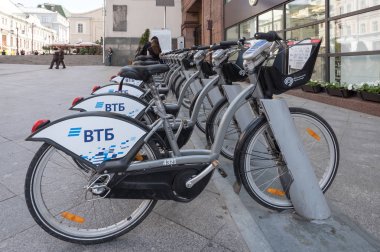 Moskova - Circa Mayıs, 2018: Moskova'da bisiklet paylaşımı. Rusça bisiklet yazıtları - Vtb Bank.