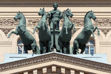 Moskova Bolşoy Tiyatrosu'nun tepesindeatlar quadriga heykeli, Rusya.