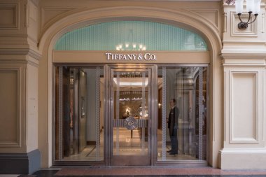 Moskova - Circa Mayıs, 2018: Tiffany dükkanı içinde tarihi Gum Department Store. Gum, eski Sovyetler Birliği'nin birçok şehrinde ana mağazadır. 1893 yılında inşa edilmiştir..