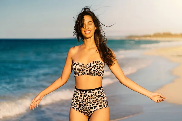 Hermoso retrato de mujer latina sonriente en la playa en un soleado —  Fotos de Stock