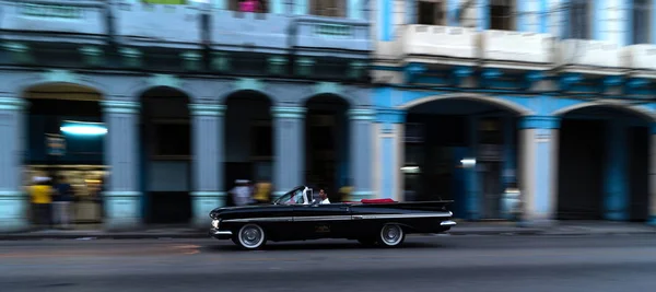 Hawana Kuba Marzec 2019 Stary Amerykański Cabriolet Samochód Ulicy Panoramowanie — Zdjęcie stockowe