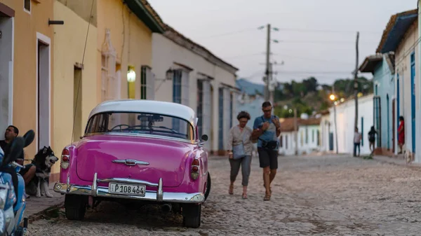 特立尼达，古巴 - 2019年3月：老式经典美国车停 — 图库照片