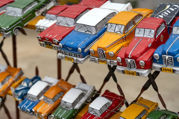 Colorido vintage clássico carros americanos feitos de madeira vendida em assim — Fotografia de Stock