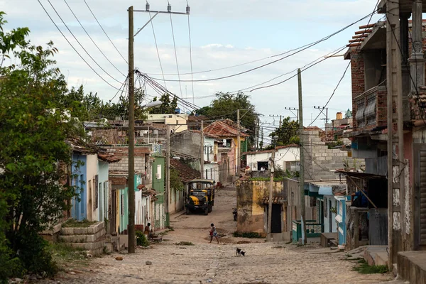 TRINIDAD, CUBA - MARZO 2019: Vista panorámica de la calle con la gente local —  Fotos de Stock