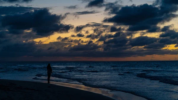 Impresionante Puesta Sol Panorámica Con Silueta Gente Playa Varadero Cuba —  Fotos de Stock