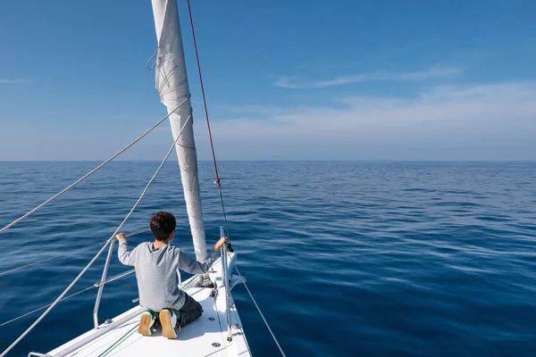 Jonge Kind Portret Kijken Naar Zee Zeilboot — Stockfoto