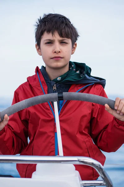 Porträt Eines Jungen Skipperjungen Auf Einem Segelboot — Stockfoto