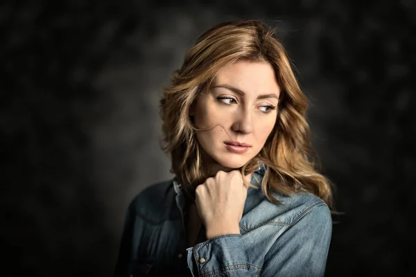 Studio Intime Portrait Beauté Jeune Femme Blonde Postproduction Ancienne — Photo