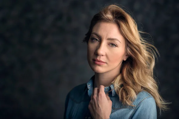 Intense Blonde Vrouw Portret Tegen Donkere Achtergrond — Stockfoto