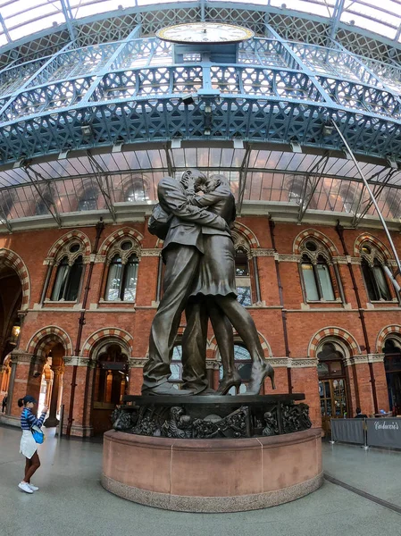 London June 2018 Interior View Pancras Railway Station Embracing Couple — Stock Photo, Image