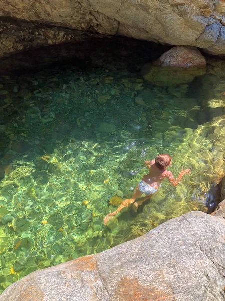 Niño Tomando Baño Cascade Des Anglais Cascada Piscina Cristalina Camino —  Fotos de Stock