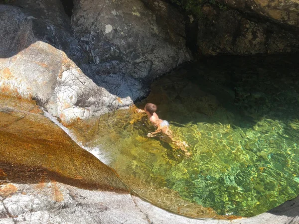 Niño Tomando Baño Cascade Des Anglais Cascada Piscina Cristalina Camino —  Fotos de Stock