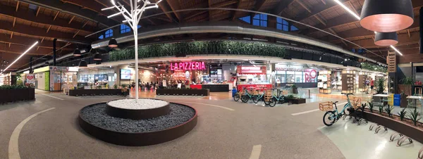 BOLOGNA, ITALIA - LUGLIO 2018: Luce degli alberi all'interno di Fico Eataly World — Foto Stock