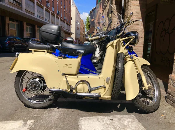 BOLOGNA, ITALIE - AOÛT 2018 : Moto Guzzi Galletto garé dans le — Photo