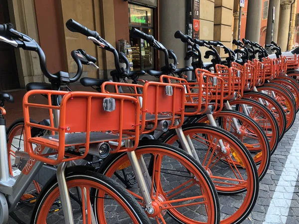 Μπολόνια, Ιταλία-Ιούλιος, 2018: μηχανή mobike σταθμευμένο στο δρόμο, t — Φωτογραφία Αρχείου